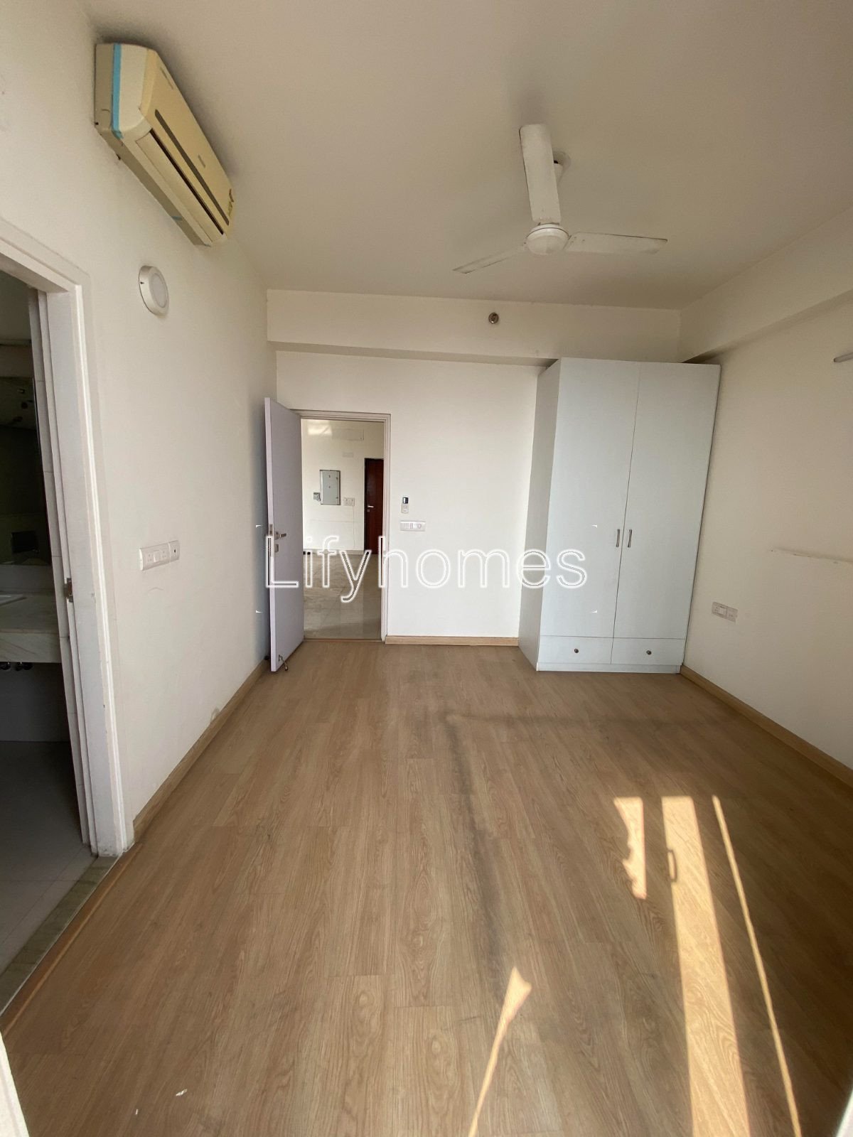 3 BHK Flat/Apartment For Rent in Emaar Palm Drive, Sector 66, Gurgaon — photo 4